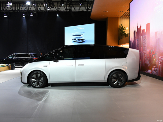 2023 MAX MPV Li Mega Auto EVC Car with 400KW Total Motor Power and 700KM CLTC Range