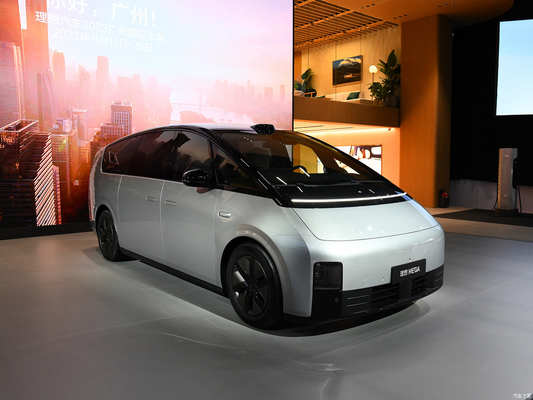 2023 MAX MPV Li Mega Auto EVC Car with 400KW Total Motor Power and 700KM CLTC Range