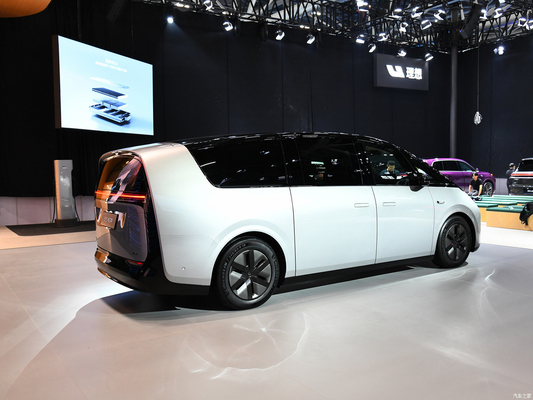 2023 MAX MPV Li Mega Auto EVC Car with 400KW Total Motor Power and 700KM CLTC Range