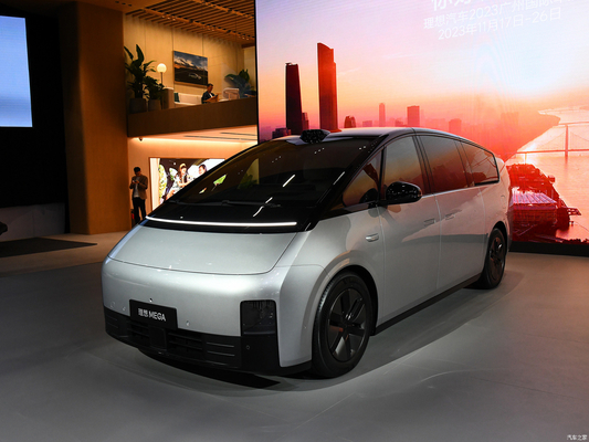 2023 MAX MPV Li Mega Auto EVC Car with 400KW Total Motor Power and 700KM CLTC Range