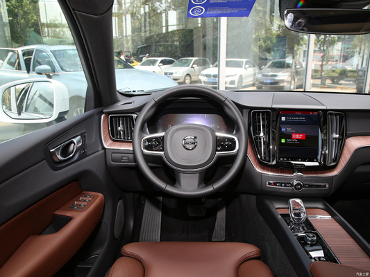 2024 Volvo XC60 B5 48V Light Hybrid 4WD Luxury Mid-Size SUV with 5 Seats and 6 Airbags